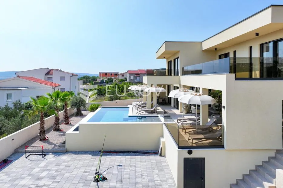 zadar, maslenica, luksuzna vila s bazenom i neometanim pogledom na more 254 m² - slika 17