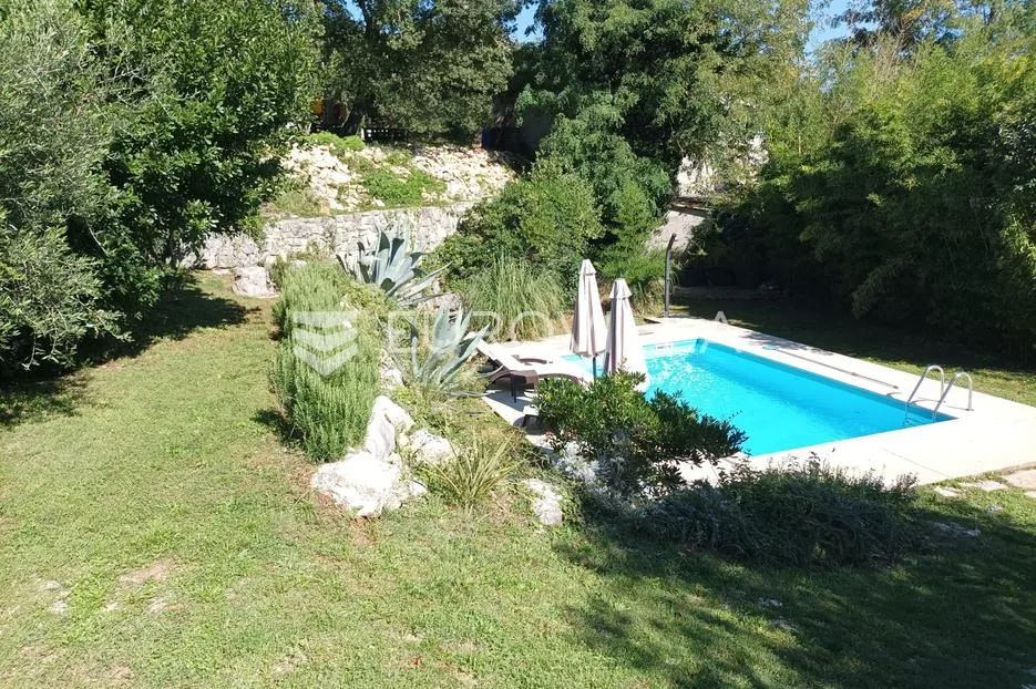 istra, višnjan, dugoročni najam kuće s dvije spavaće sobe, bazenom i velikom okućnicom - slika 35