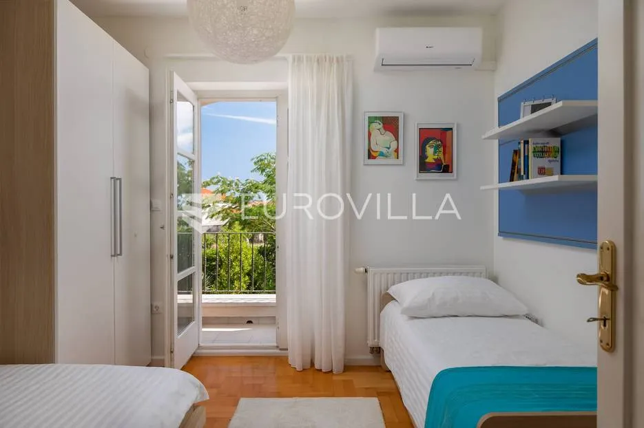 vodice, mediteranska vila s uređenim vrtom, bazenom i pogledom na more - slika 14