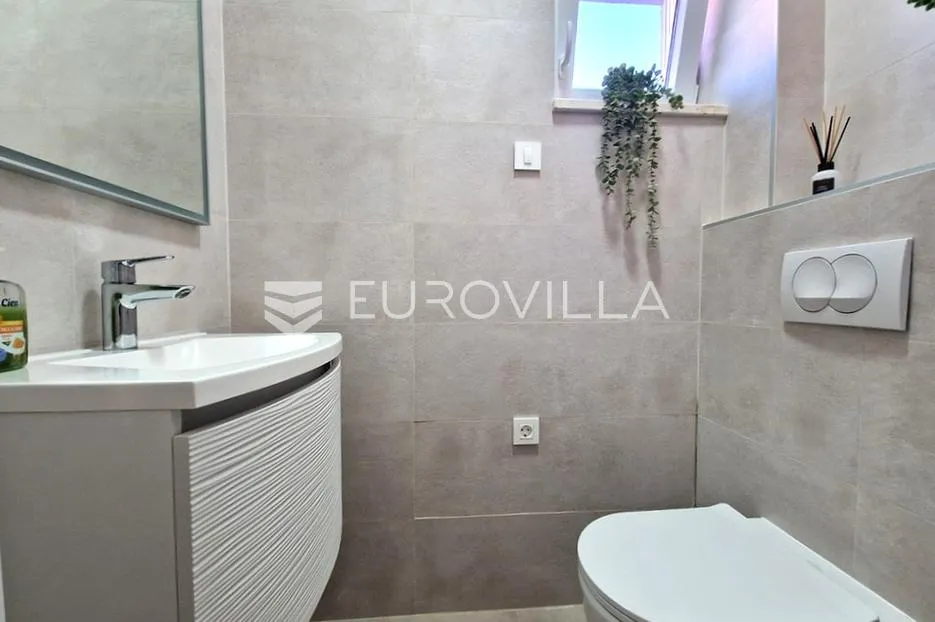 vir, prizemni apartman s 2 spavaće sobe, 40 m od mora, top lokacija - slika 41