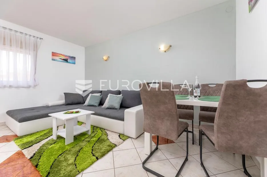 malinska, adaptirana kuća s tri stana 280,72 m², 800m od mora - slika 6
