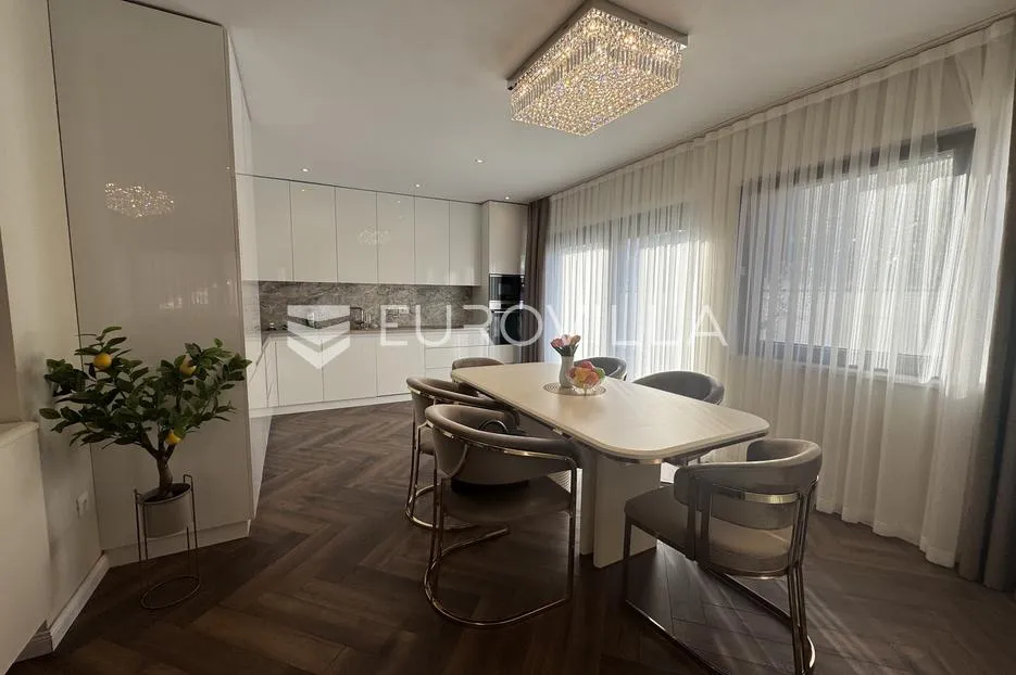 istra, rovinj, luksuzan namješten trosoban stan 130m2 u prizemlju s vrtom i bazenom - slika 3