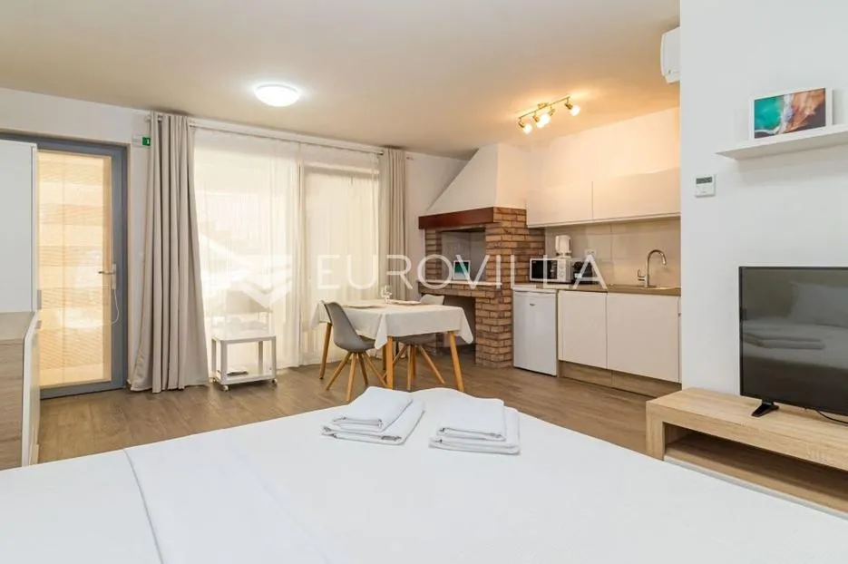 istra, ližnjan, moderan studio apartman za najam s terasom i parkingom - slika 3