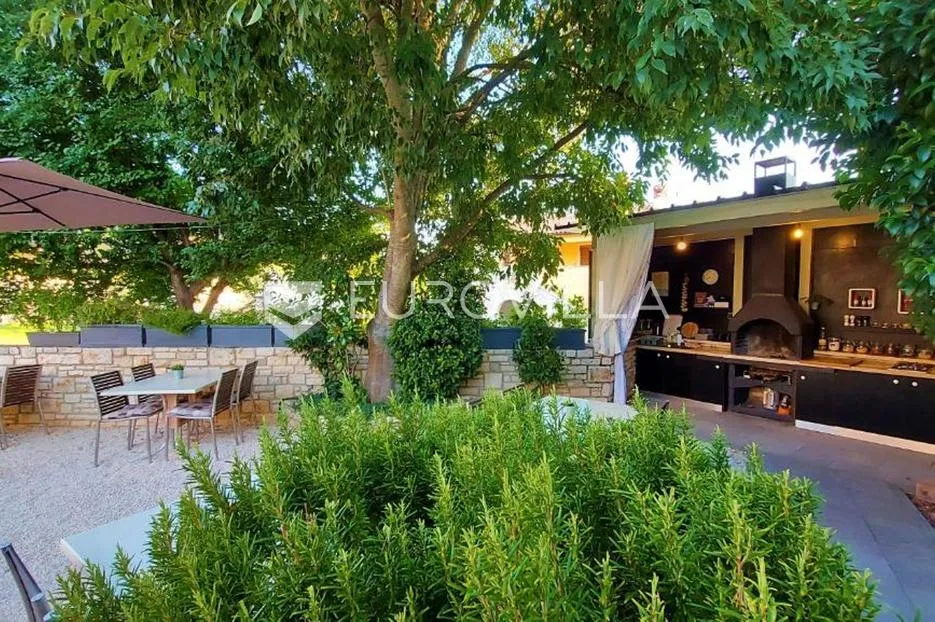 bale, samostojeća kuća s 3 apartmana - slika 5