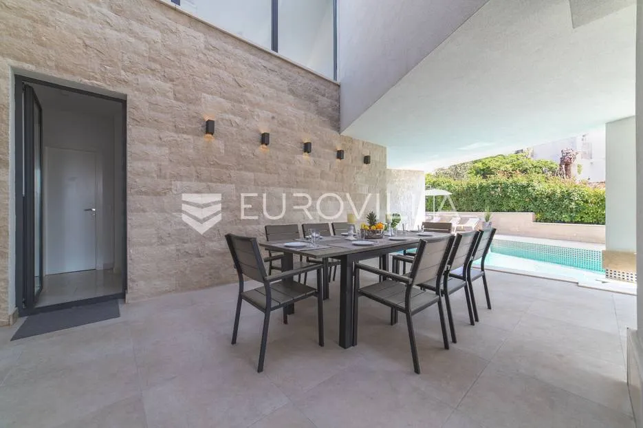 trogir, luksuzna vila s bazenom, nkp 368 m2 - slika 2