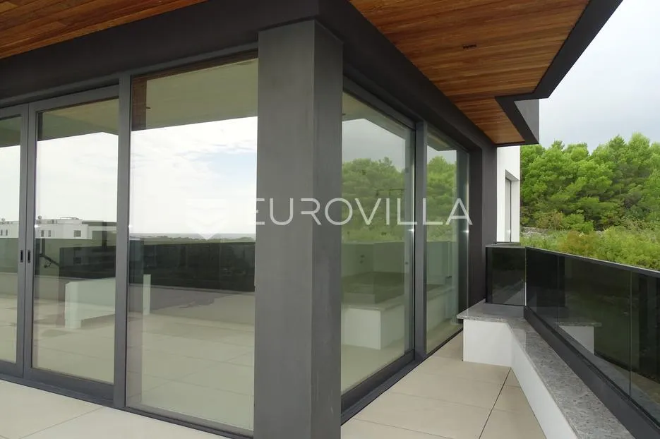 krk, luksuzni penthouse, četverosoban stan 159 m², krovna terasa, 500 m od mora - slika 9