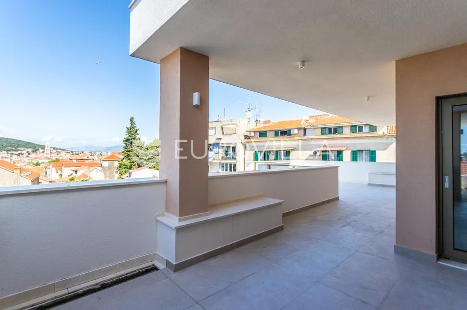 split, prekrasan penthouse s pogledom na more i grad - slika 32