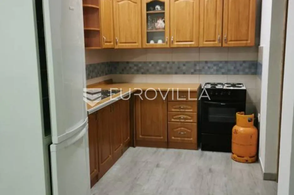 istra, pula, samostojeća kuća sa dva stana i velikom okućnicom - slika 6