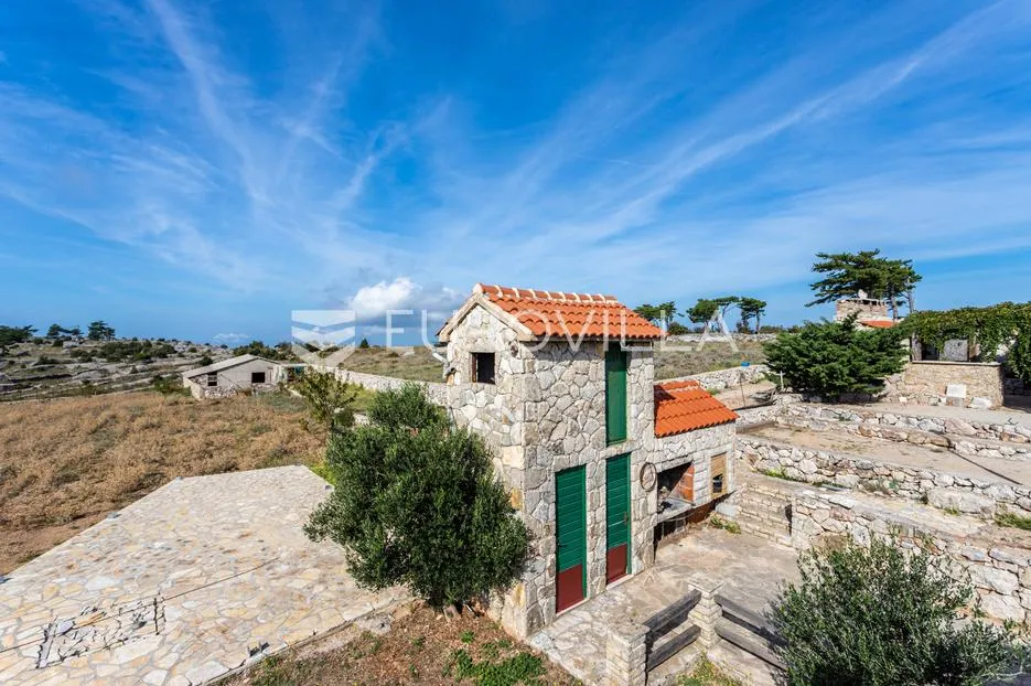 hvar, veliko lijepo imanje s tri kuće na parceli od 32500 m2 - slika 24