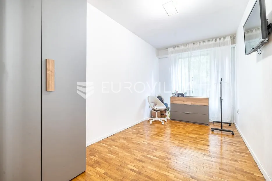 zagreb, dugave prekrasan četverosoban stan 92 m2 - slika 6