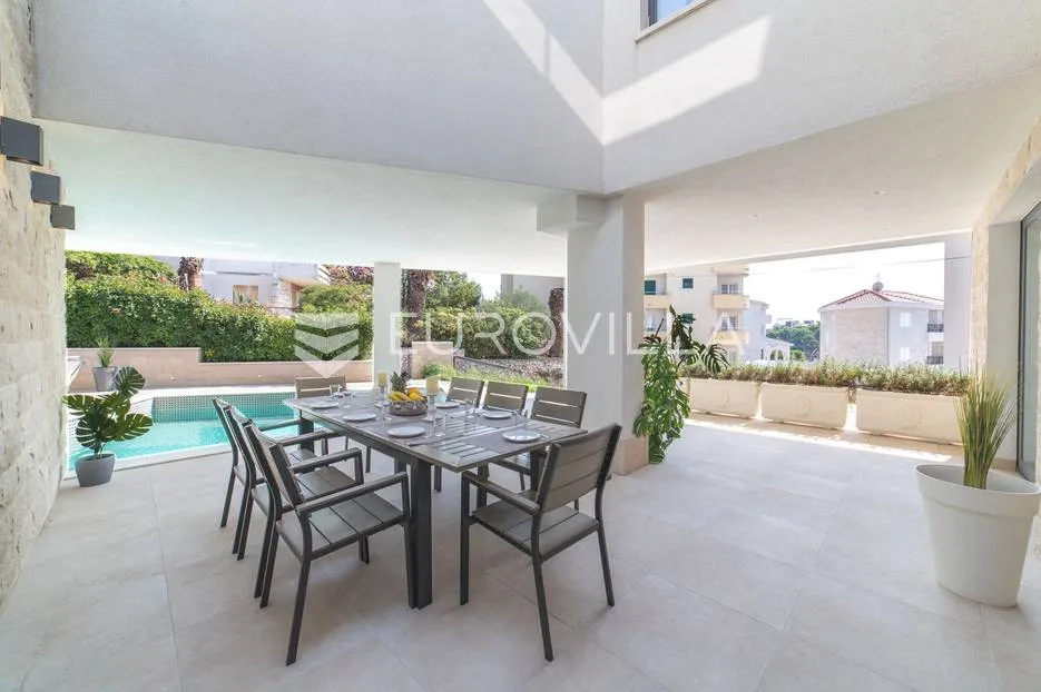 trogir, luksuzna vila s bazenom, nkp 368 m2 - slika 3
