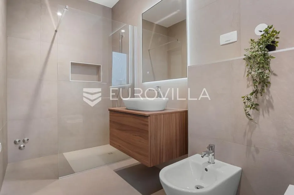 istra, rovinjsko selo, jedinstvena katnica 250 m² - slika 20