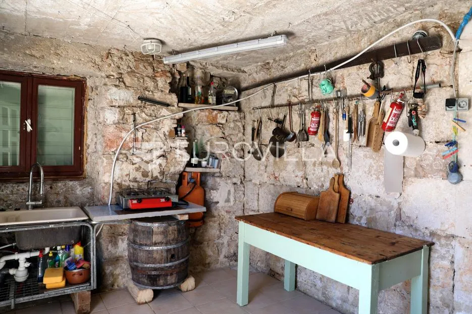prvić luka, djelomično renovirana kamena kuća, prvi red do mora, 298 m² - slika 21