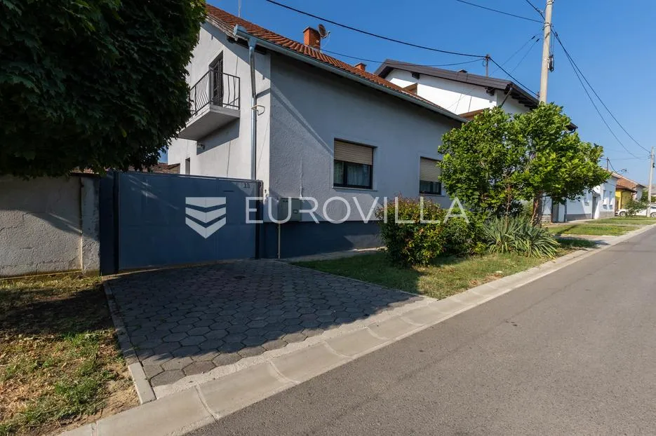 Slavonski Brod, visoka prizemnica Mali Pariz