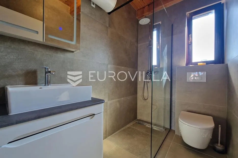 vir, 120 m od plaže, trosobni renovirani apartman s pogledom na more - slika 17