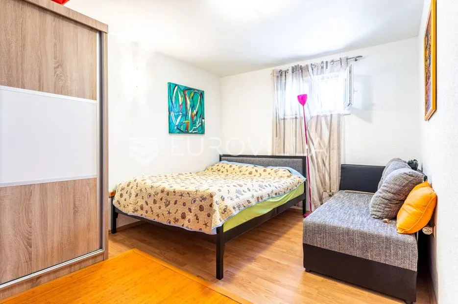 vinišće, kuća s s bazenom i 6 apartmana uz zemljište 1.000 m2 - slika 16
