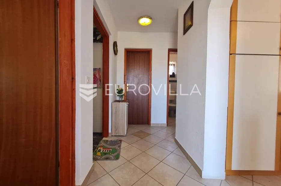 vir, nekretnina na izvrsnoj lokaciji, 40 m od mora, s dva odvojena apartmana - slika 10
