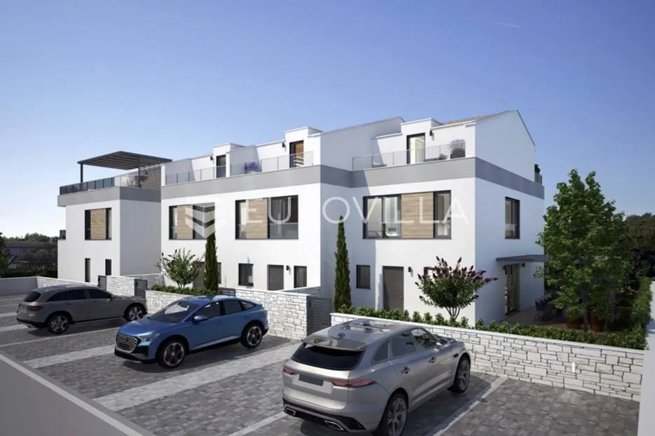 poreč, prekrasan trosobni stan u kući u nizu od 125 m2 s velikim vrtom - slika 3