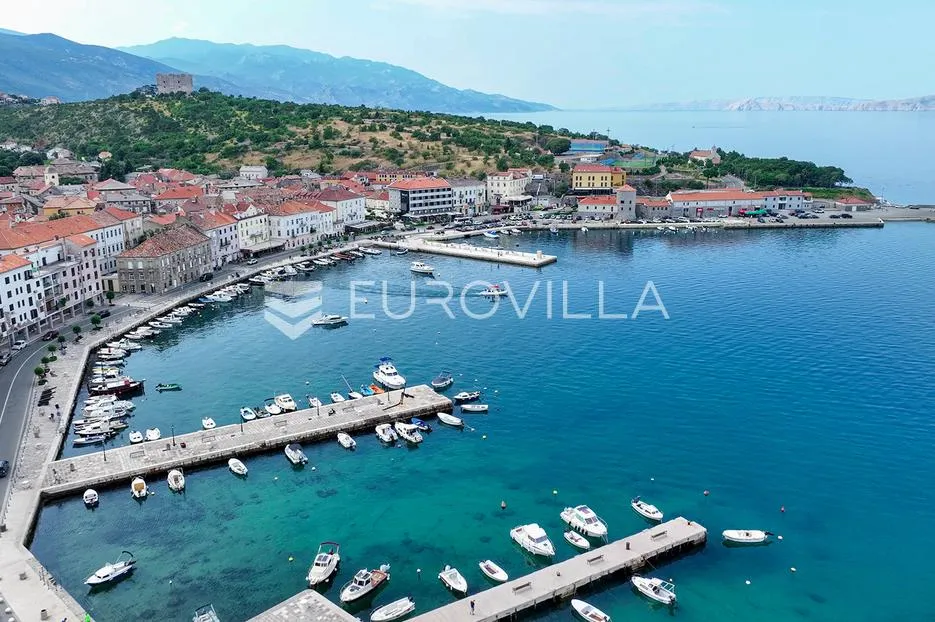 Senj, poslovni prostor od 285 m² u centru grada uz obalu