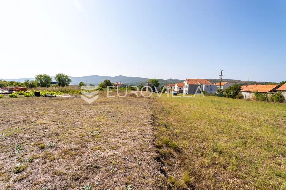 drniš, građevinsko zemljište u samom centru - slika 2