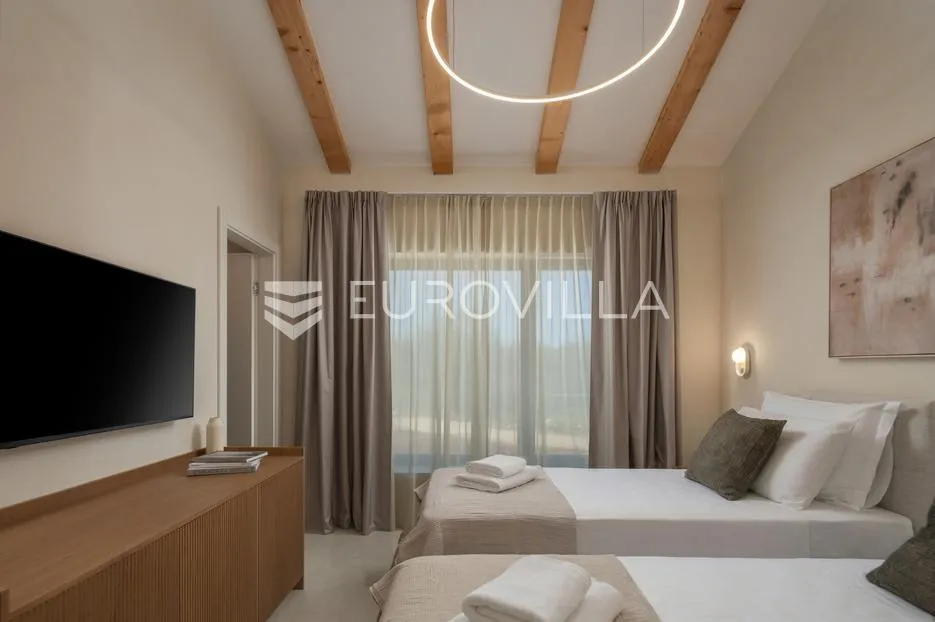 istra, labin, vrhunska moderna villa a, grijani bazen 48 m², 2710 m² uređene okućnice - slika 36