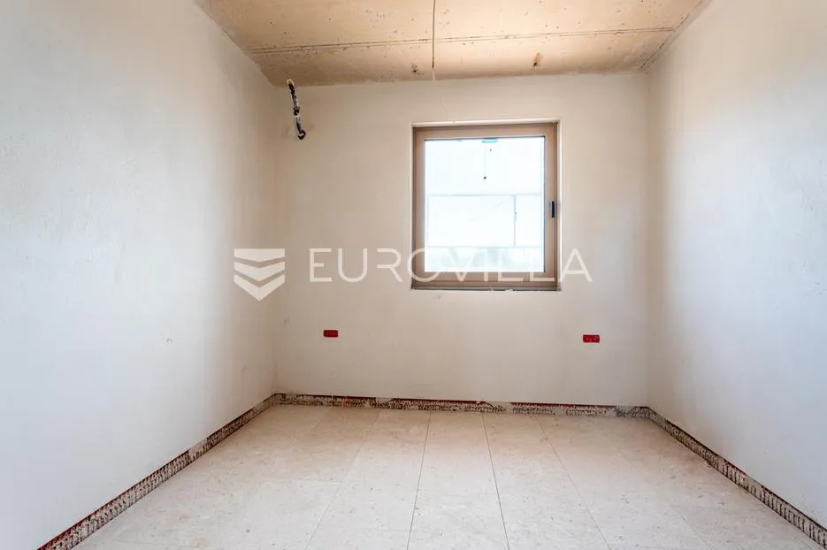 vodice, moderna novogradnja, stan s bazenom i privatnim vrtom, 300 m od mora, pr1 - slika 9