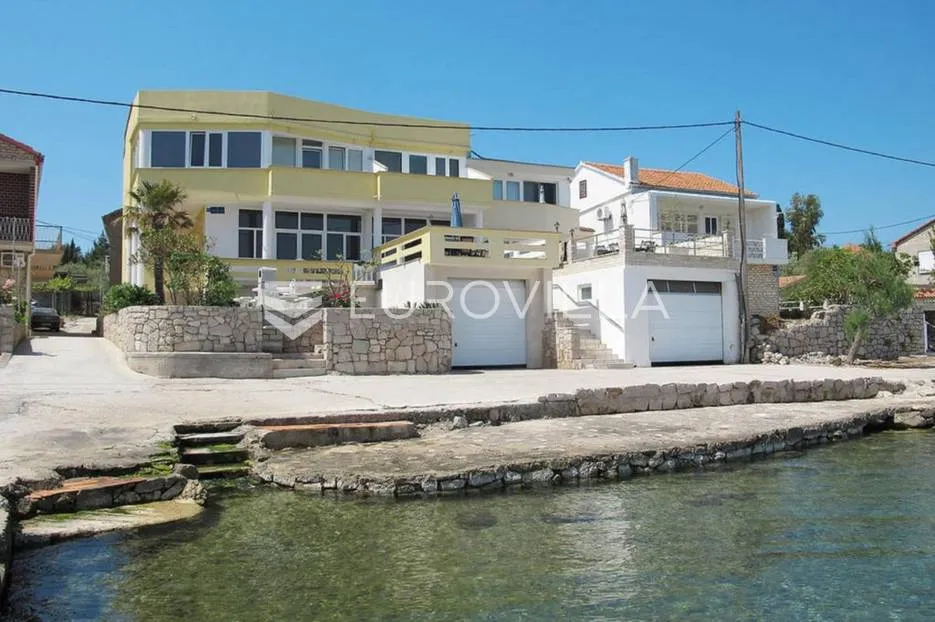 otok ugljan, kuća s pet apartmana prvi red do mora - slika 2