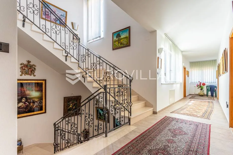 brač, prekrasna vila s velikom okućnicom 20 m od mora - slika 28