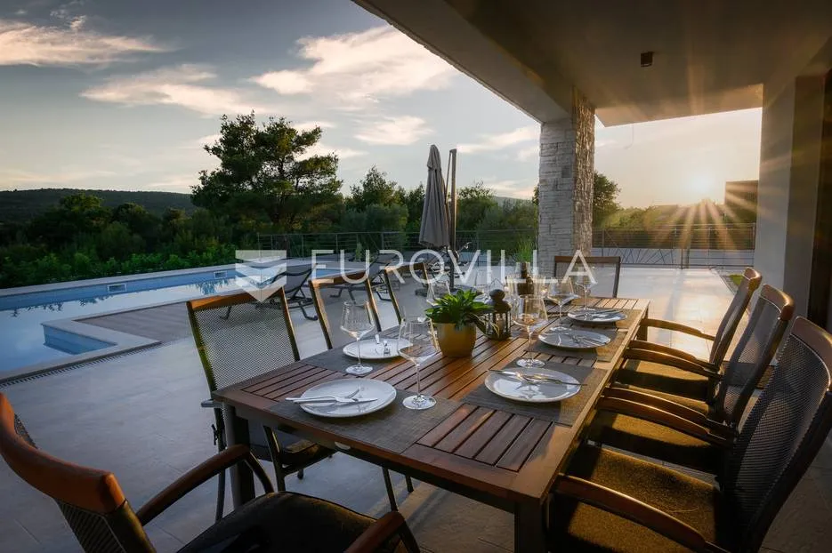 šibenik, prekrasna villa s bazenom i košarkaškim igralištem - slika 54