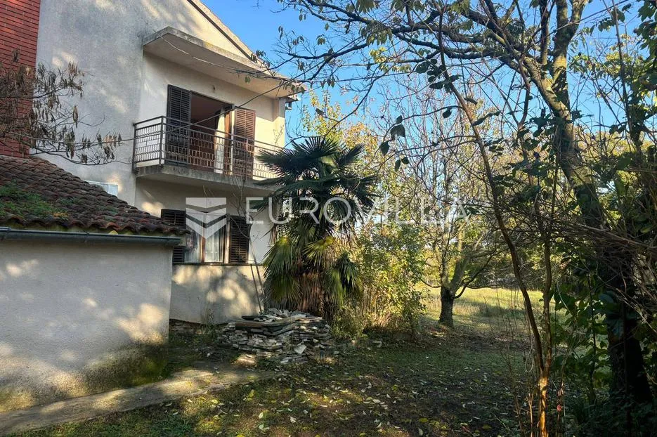 istra, poreč, kuća s dva stana, okućnicom i građevinskim terenom od 1687 m², prilika - slika 2