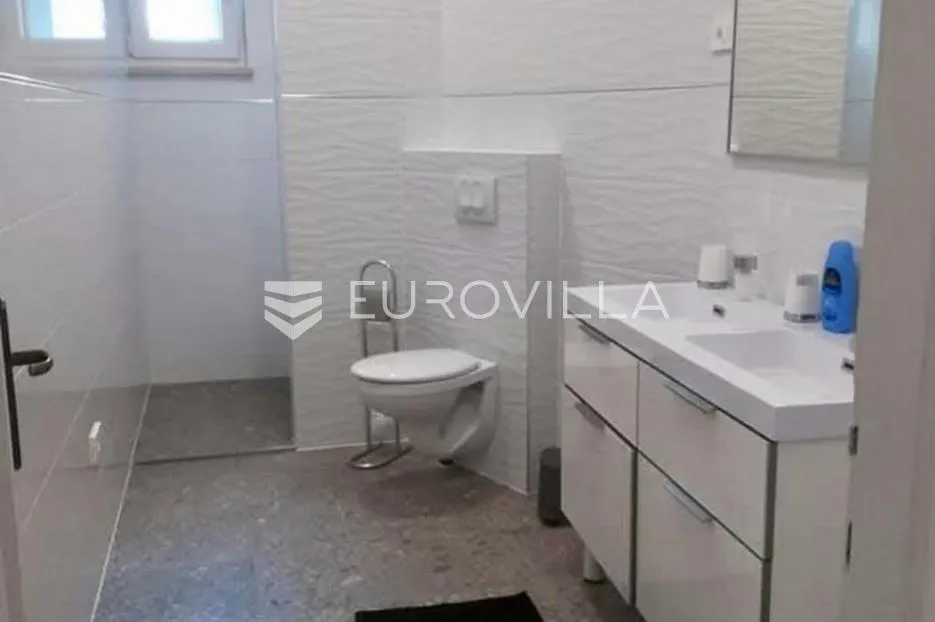 rijeka, centar, adaptiran četverosoban stan površine 114.08 m², balkon - slika 6