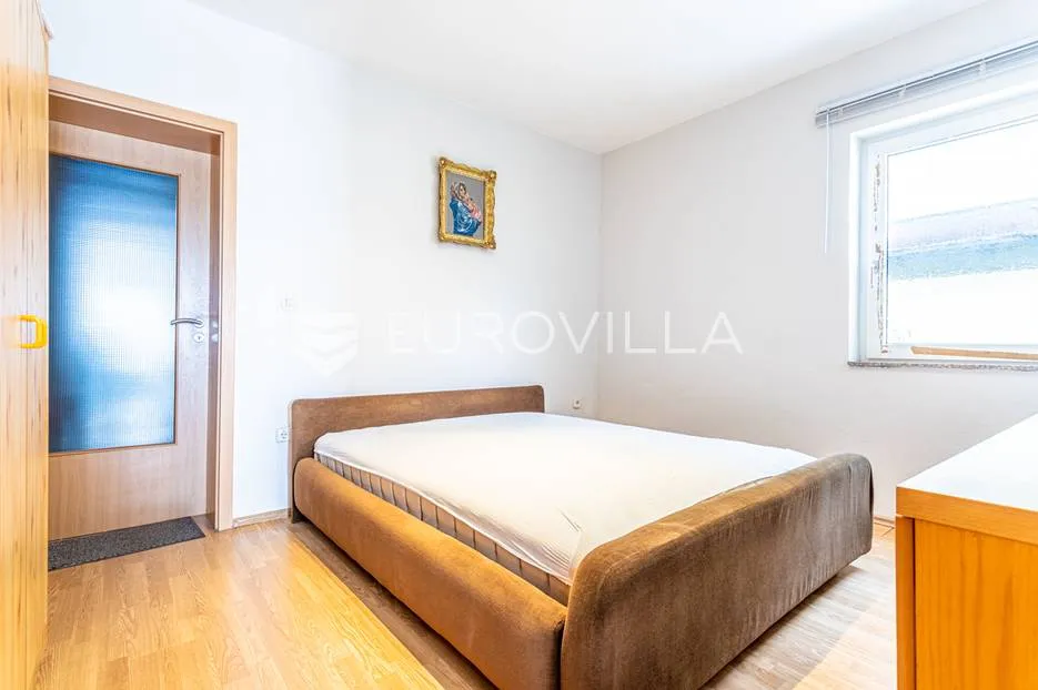 omiška rivijera- lokva rogoznica, apartmanska kuća s 8 stanova, udaljena 300 m od mora. - slika 44