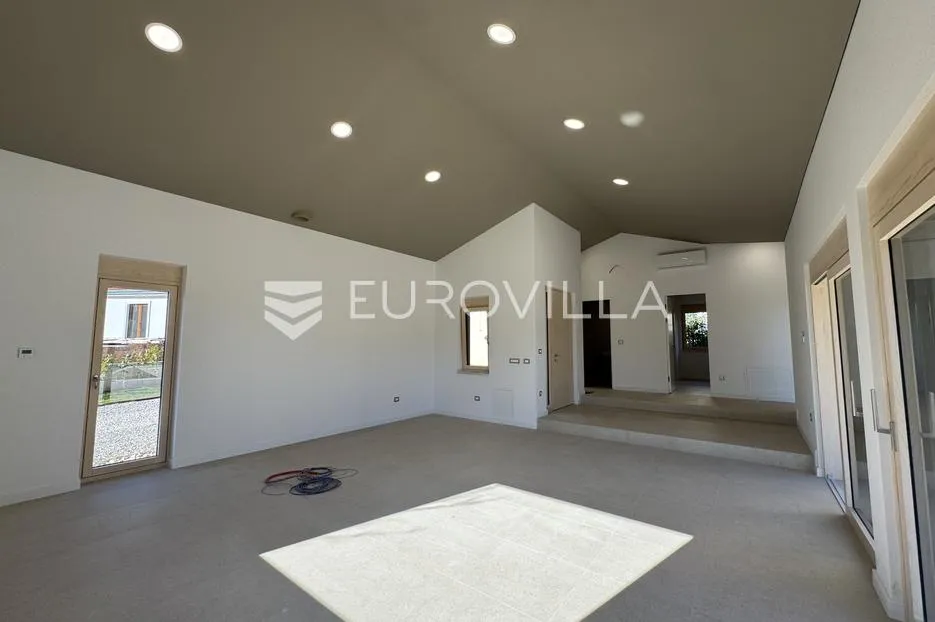 istra, majkusi, moderna prizemnica 160 m² s grijanim bazenom i uređenom okućnicom - slika 4