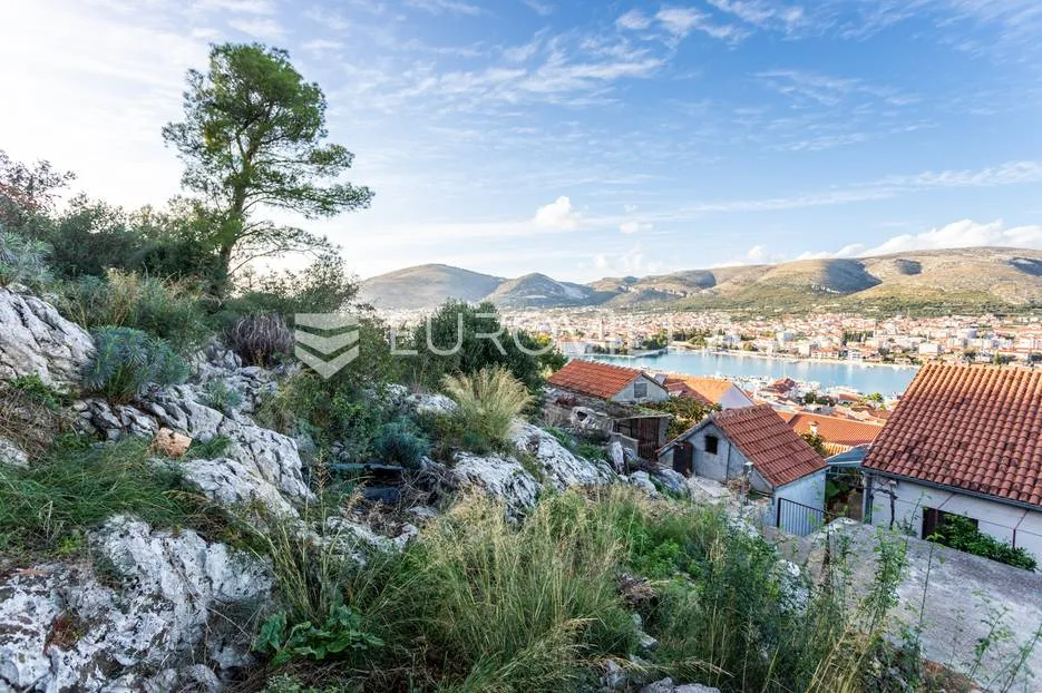 Trogir, Čiovo, građevinsko zemljište s pogledom na stari grad, ukupne površine 3.300 m²