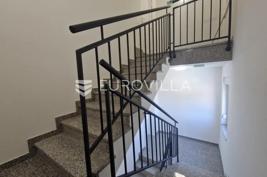 vir, komforan trosoban apartman u centru otoka s pogledom na more i krovnom terasom - slika 13