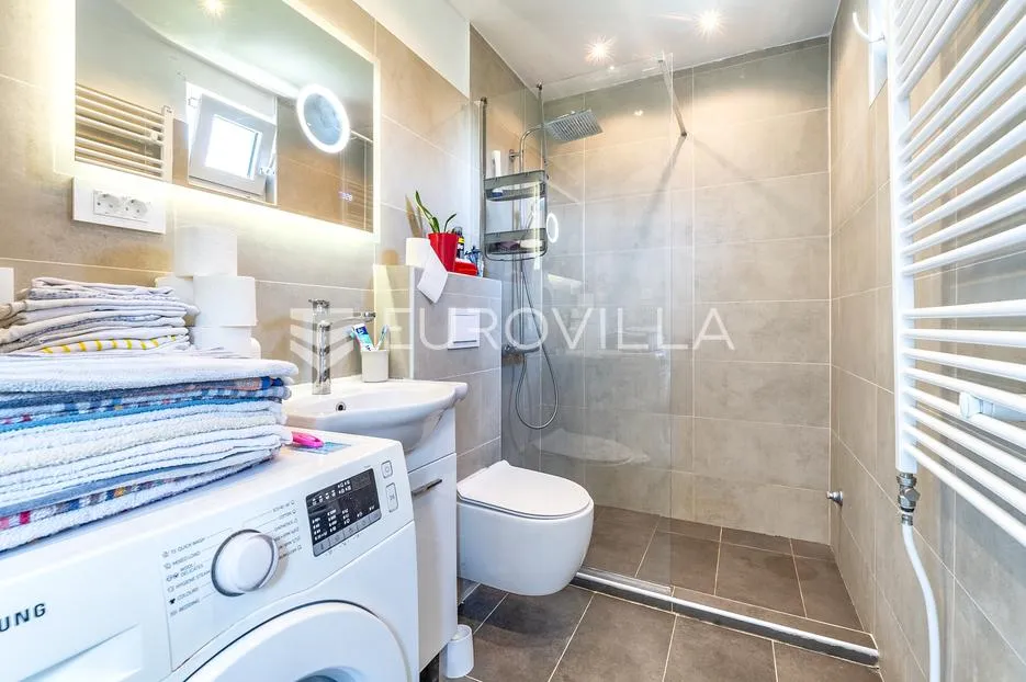 zagreb, dubec, novouređena kuća s dva stana i garažom, 190 m² - slika 13