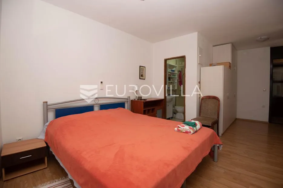 tisno, ekskluzivna apartmanska kuća prvi red do mora s panoramskim pogledom i brodicom - slika 10