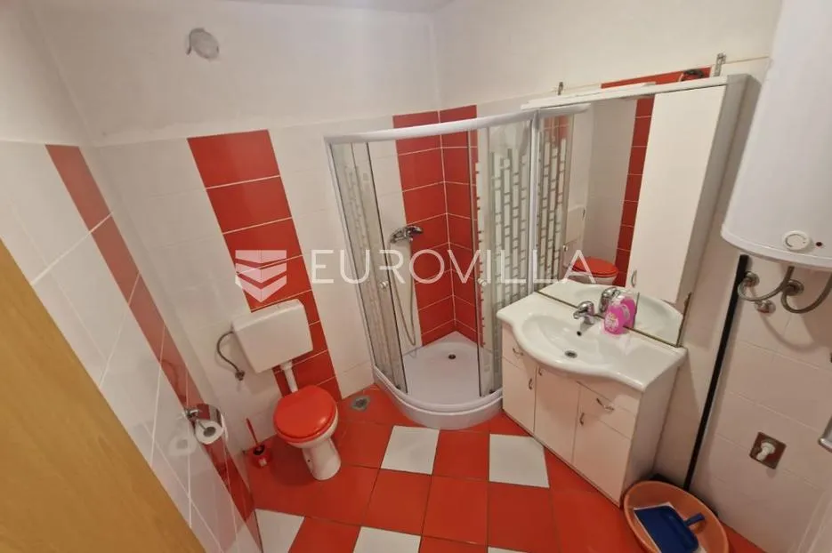 vir, prostrani apartman u prizemlju s terasom i privatnim vrtom - slika 11