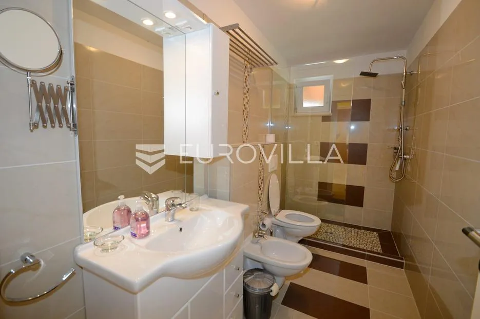 istra, okolica višnjana, apartmanska kuća 500 m² s bazenom i 4 stambene jedinice - slika 16
