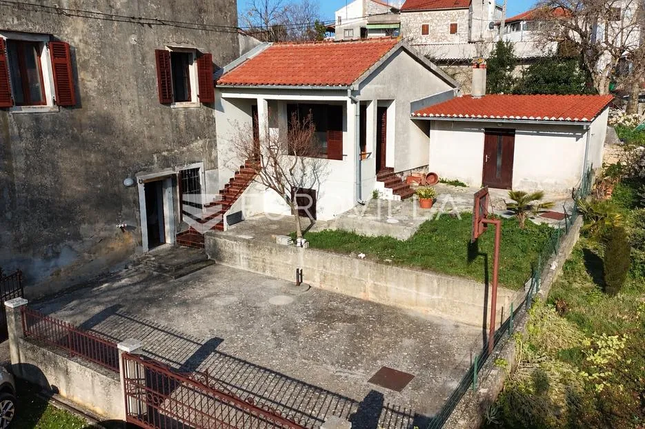 Istra, Poreč okolica, kuća s dva stana i dvorištem na mirnoj lokaciji - Fuškulin, Poreč