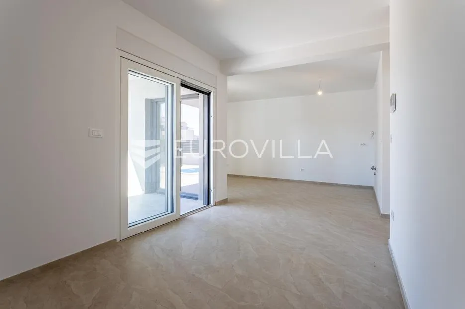 vodice, moderna dvojna kuća s bazenom, novogradnja 169,89 m² - slika 7