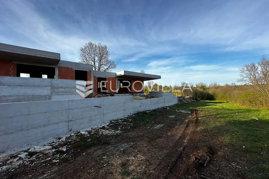 istra, tinjan, dvojne prizemnice sa bazenima na velikoj okućnici - slika 2