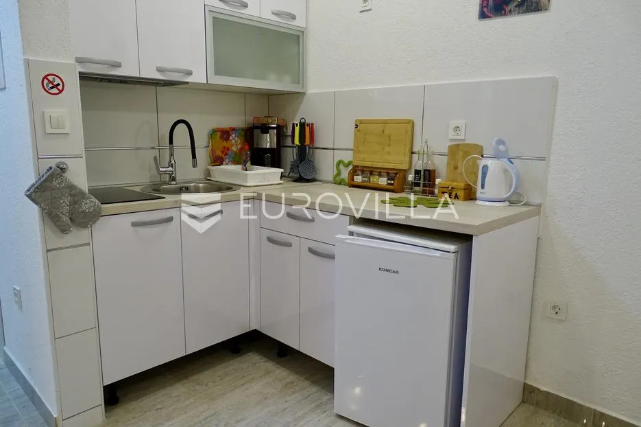 krk, malinska, kompletno namješten studio apartman površine 36.27 m², okućnica 77 m² - slika 3