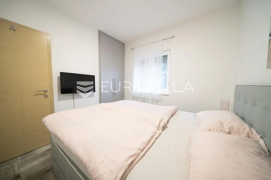 tisno, atraktivna višestambena nekretnina s tri funkcionalna stana i vrtom, površine 165,19 m² - slika 10