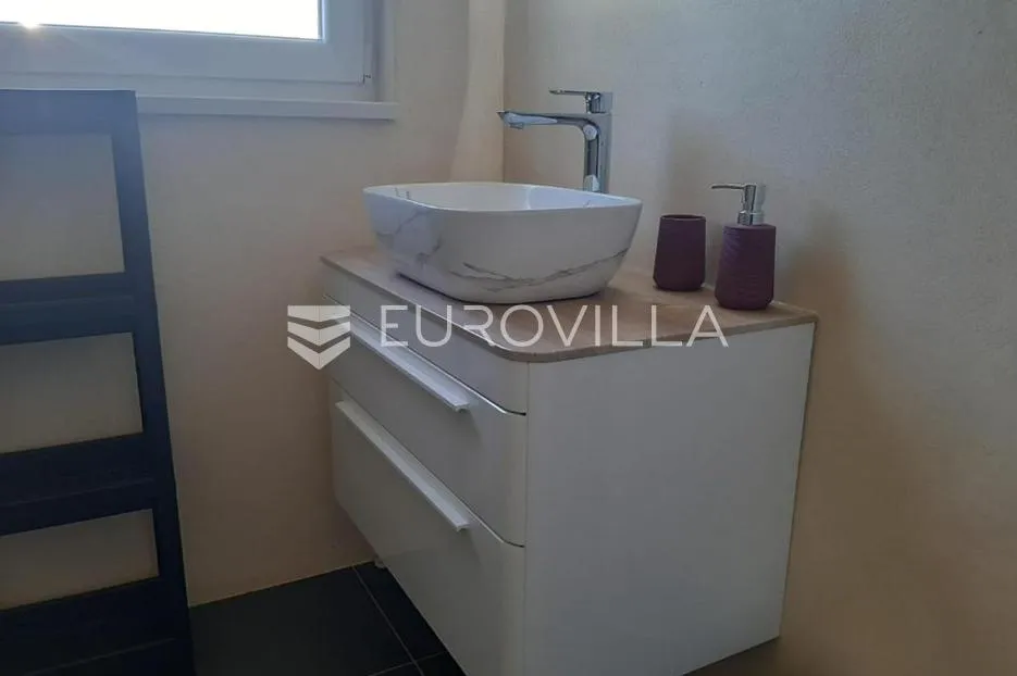 krk, dobrinj, moderna dvojna kuća s bazenom i saunom 107 m², okućnica 315 m² - slika 23