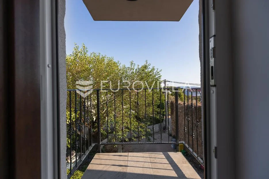 krk, milohnići, dvojna kamena kuća sa dvoetažnim trosobnim stanom 80 m² - slika 10