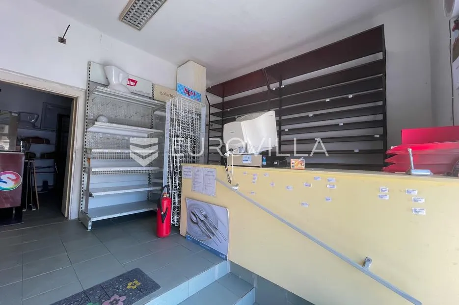 Belišće – Bistrinci - najam uličnog poslovnog prostora, površine 60 m², uz besplatan parking