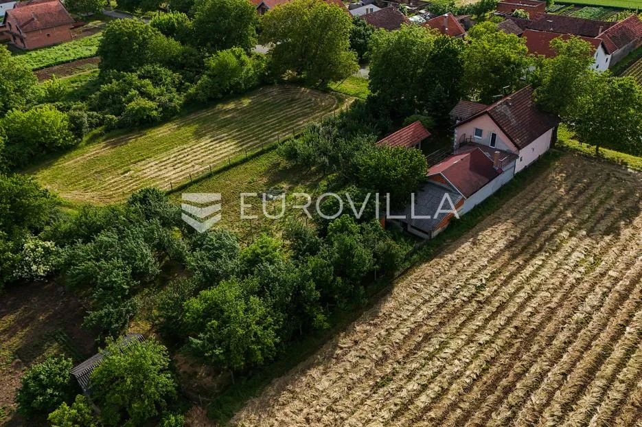 tovarnik, izuzetna prilika, prostrana kuća s tri stana i okućnicom od 1.949 m² - slika 3