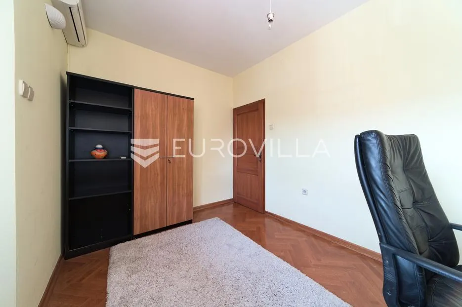 osijek, donji grad, prostrana kuća s dvorištem površine 403 m² - slika 32