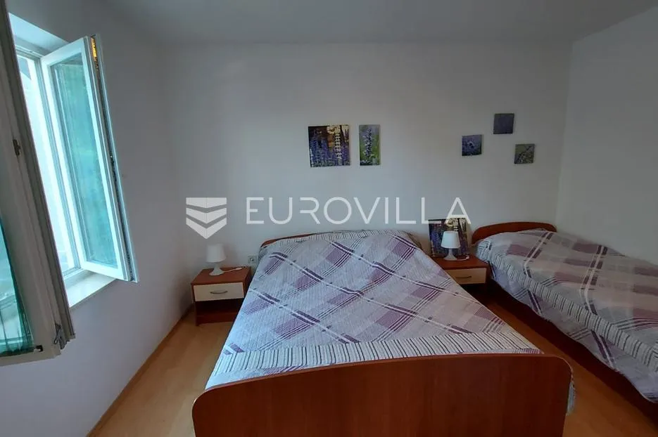 krk, omišalj,samostojeća kuća s 4 stana, vrtom, dvorištem i parkirnim mjestima - slika 5